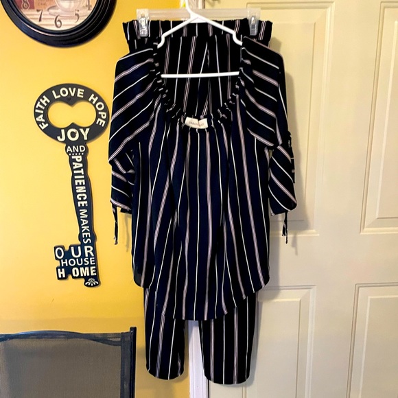 Beautiful Wide Leg Vertical Striped Pants - Picture 8 of 10